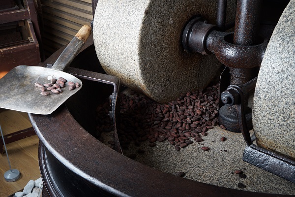 Machine à broyer la fève de cacao - Musée du chocolat à Cambo-les-bains