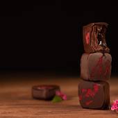 Des chocolats aux saveurs fruitées. 🍫✨
📸 : @carole_photographe

 #chocolatspuyodebat #latasseamoustache #cacao #cacaocollective #cacaolovers #chocolat #chocolate #chocolaterie #chocolatier #chocolatelovers  #biarritz #bayonne #anglet #biarritzmaville #anglettourisme #bayonnemaville #entreprisefrancaise #entrepriselocale #chocolaterice #paybasque_net #kindabreak #guidedupaysbasque #cacaobrasil #cacaobrazil #chocolats #chocolatsfavoris
