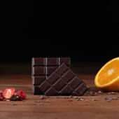 Le chocolat se marie parfaitement aux fruits ou aux épices 🍓 

❓Le saviez-vous ❓

L’origine de la fève de cacao apporte naturellement des notes fruitées, épicées ou même volcaniques au chocolat ! 

Tout comme le vin est lié à son terroir, le chocolat est lié à sa plantation. 

Retrouvez nos tablettes Grand Cru afin de déguster et découvrir les différentes notes liées aux origines de chaque plantation 🍫

📸  @carole_photographe 

#chocolats #chocolate #grandcru #chocolatgrandcru #paysbasque #chocolaterie #cambo #bayonne #biarritz #biarritz_paysbasque