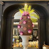 Zoom sur l’œuf géant en chocolat qui décore la boutique de Biarritz à l’occasion des fêtes de Pâques 🥚🌺

Venez le découvrir au 27 place Georges Clemenceau à Biarritz, l’équipe présente sera ravie de vous accueillir ✨

📸 N’hésitez pas à partager avec nous vos photos de l’œuf ou de la boutique en nous mentionnant 

#chocolate #chocolat #chocolatspuyodebat #oeufdepaques #oeufenchocolat #flowers #deco #art #boutique #biarritz #biarritzinlove #biarritzfood